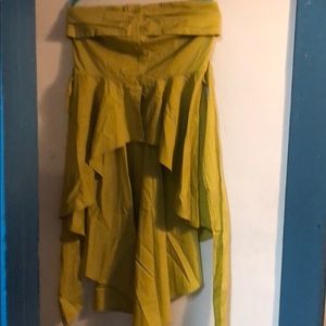Long yellow strapless blouse